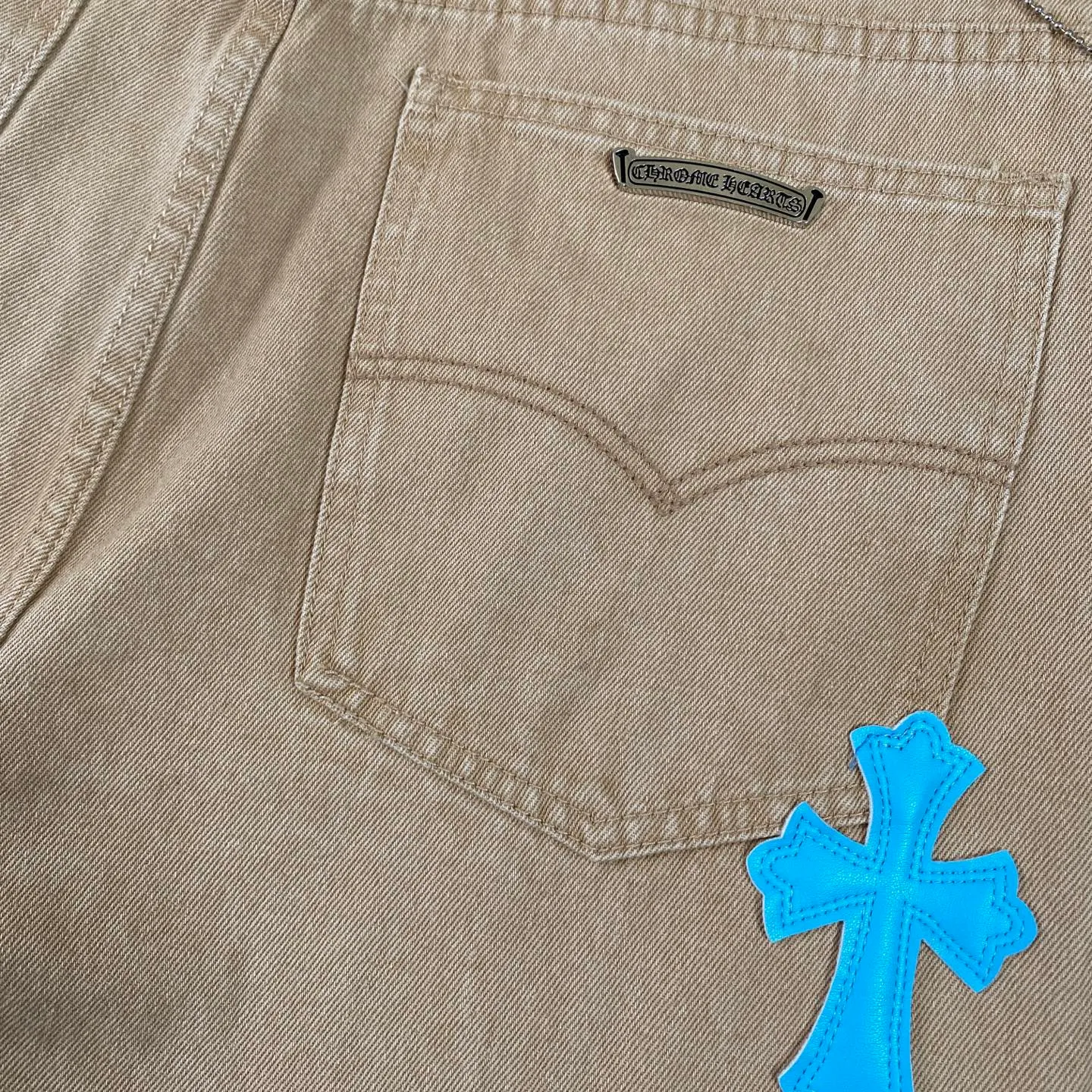 P240 CH Chromehearts Miami-limited fluorescent blue cross-patched khaki jeans, priced at 34W, patched with cross-patterns, washed jeans! ! An absolutely high-end luxury product, a 1.9W-level god-level single product, a super popular product, made by top heavy industry, a magic weapon that cannot be missed! [About Zangyin] This is an extremely luxurious fashion brand that can also be called the aristocracy of the high street. It has always been an exclusive brand for some hipsters or rich second generations. Compared with ordinary high streets, it is more luxurious and noble. Compared with luxury brands, it is more fashionable and individual. It has always been a brand that I have a special liking for. [Top heavy industry fashion design] Consistently high-street luxury style. Speaking of this style, the Zangyin family and GU family are definitely the leading representative brands. Especially the Zangyin family has really achieved a state-of-the-art effect in creating high-street style. The unique washed material is used to create this style. The color system is already quite eye-catching. After it is decorated with patchwork cross flowers, it cleverly highlights the charm of the brand. Secondly, this style uses classic The high-waist cutting design highlights the long legs and fashionable temperament of the upper body. The brand is highly recognizable and the slim fit configuration is more suitable for daily wear. It is a product that interprets personality, fashion, and specifications at a glance. This single product is enough to make any fan excited. It can be a white T-shirt for a youthful college style, or a tight suspender for a royal style. It has strong matching ability and can be easily controlled by men.  [Materials and craftsmanship] Needless to say, this point goes without saying. As an excellent craftsman brand, Zangyin’s requirements for details and craftsmanship are really perfect. The washed color of this model has gone through so many processes, not to mention the embellishment of denim appliques. It is also purely hand-made and sewn. Just like what they believe in, only hand-made things have soul and have the meaning of wear. A top-notch heavy-duty fashionable denim item, I look forward to your perfect interpretation! !  Color: Khaki Size: 28-34